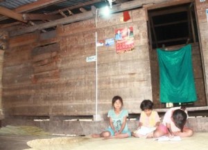 Siswa SD di Dusun Mbakuhau Bisa Belajar Malam Hari karena ada listrik dari PLTMH Mbakuhau Desa Kamanggi Sumba Timur